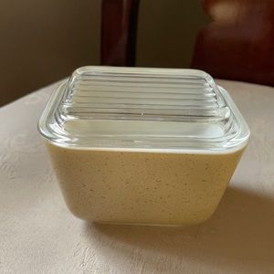 HTF vintage Pyrex tan speckled Homestead refrigerator jar, fridgie w/lid EUC